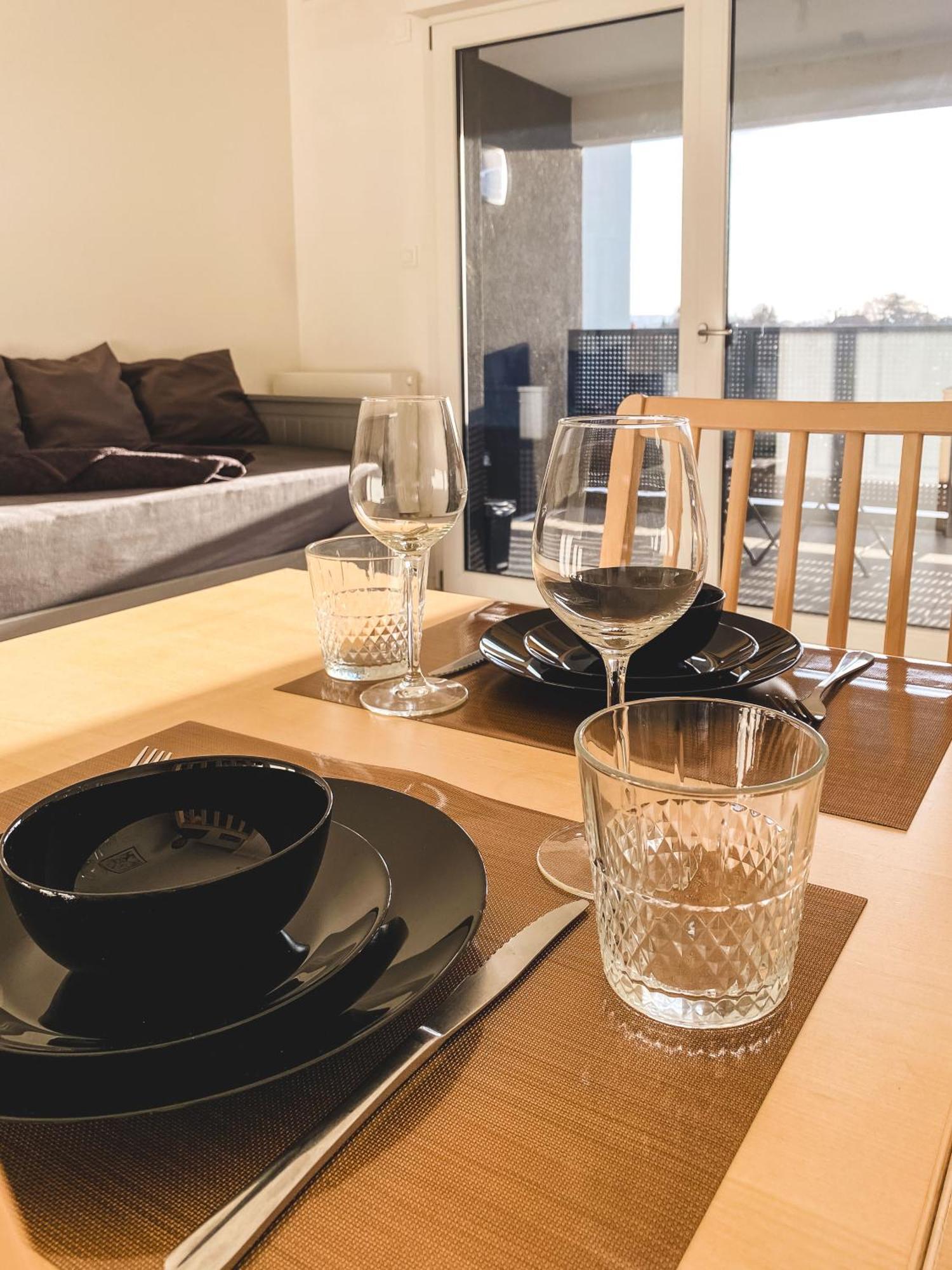 Le Hesingue- Near Airport, Swiss & German Board Apartment